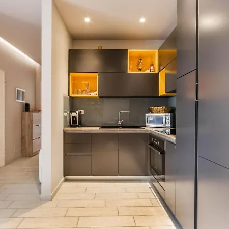 Apartman Aquamarine Poolside 1br & Free Parking By Pikhost *
