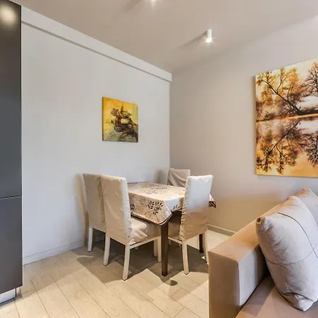 Apartman Aquamarine Poolside 1br & Free Parking By Pikhost Vlora