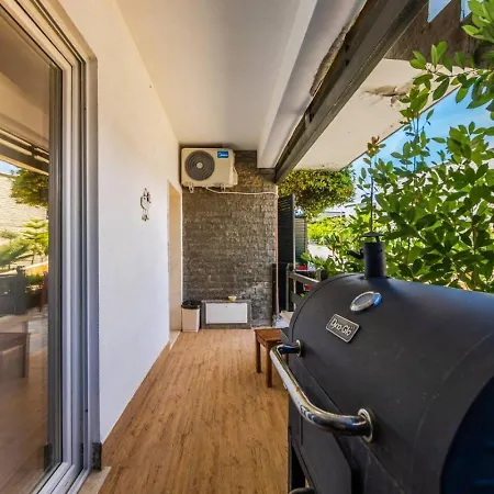 Aquamarine Poolside 1br & Free Parking By Pikhost Vlora