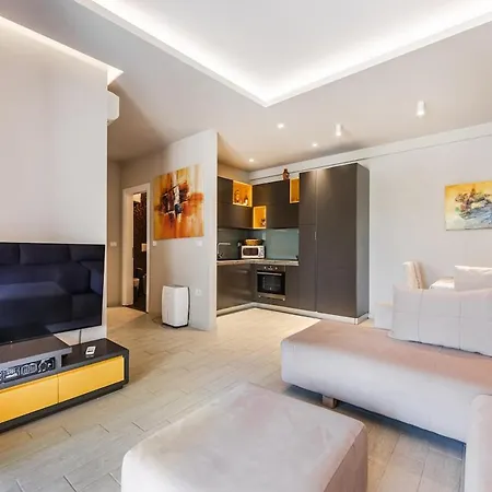 Aquamarine Poolside 1br & Free Parking By Pikhost Apartman