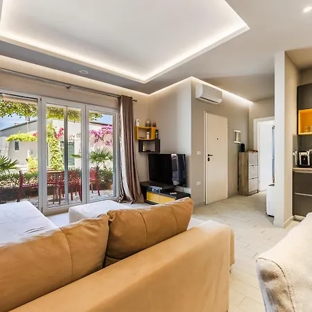 Apartman Aquamarine Poolside 1br & Free Parking By Pikhost